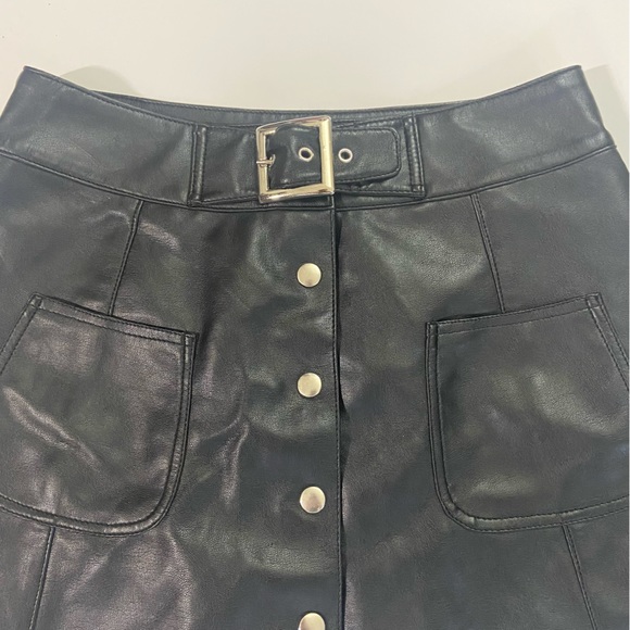 Black pleather mini skirt size 11/12 - Picture 3 of 4